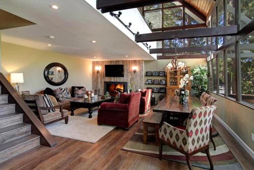 Фотография гостевого дома SNOWFLOWER CABIN Modern Luxe, 2 Level, 1500 sqft, AC, View, Walk to Village