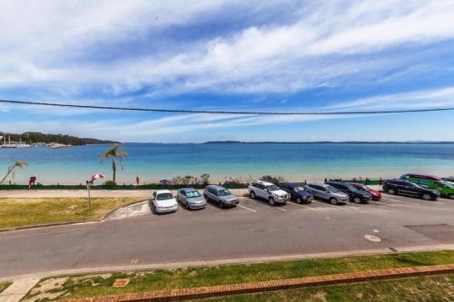 Фотография гостевого дома 3 'Sunset' 11 Victoria Parade - stunning unit right across from the water