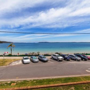 Фотография гостевого дома 3 'Sunset' 11 Victoria Parade - stunning unit right across from the water