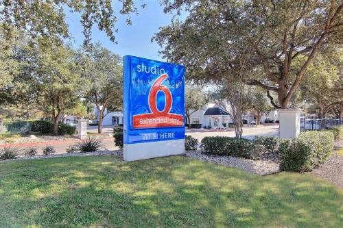 Фотография гостиницы Studio 6-Austin, TX - Midtown