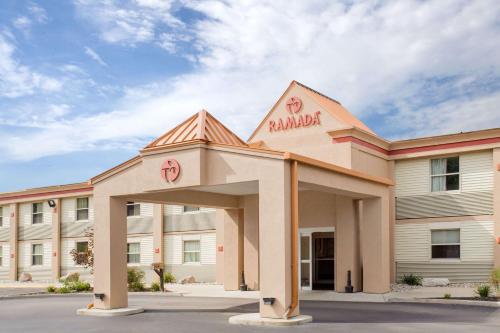 Фотография гостиницы Ramada by Wyndham Angola/Fremont Area
