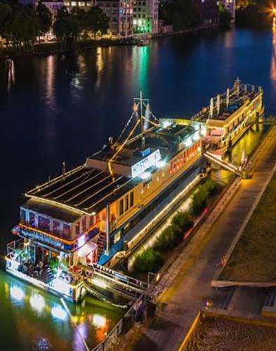 Фотография гостиницы Eastern & Western Comfort Hotelboat