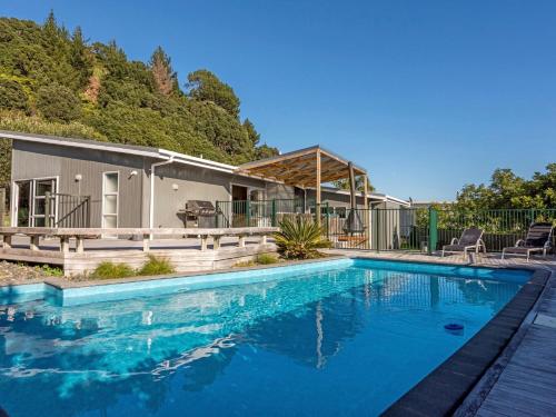 Фотографии гостевого дома 
            Pool and Spa Escape - Pauanui Holiday Home