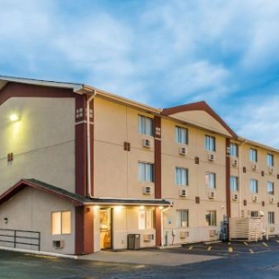 Фотография гостиницы Super 8 by Wyndham Bloomington Normal