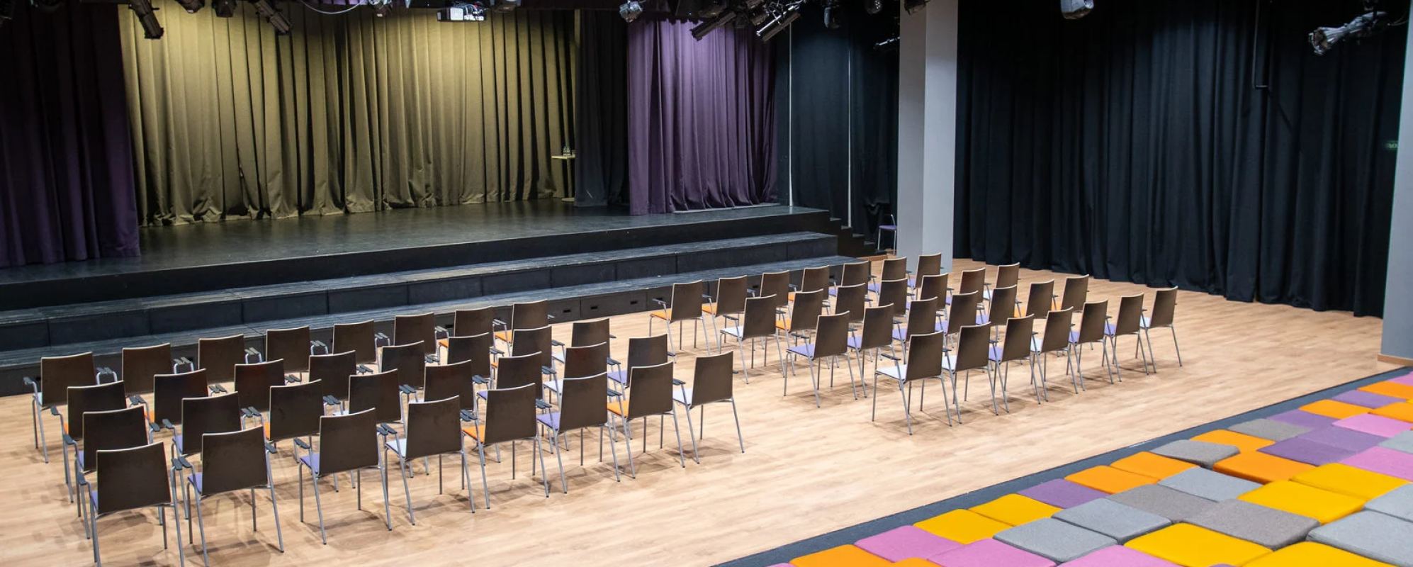 Фотографии концертного зала Театральный зал Новая школа