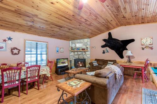 Фотография гостевого дома Willow Creek, 2 Bedrooms, Pool Table, WiFi, Hot Tub, Sleeps 6