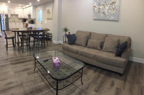 Фотография гостевого дома Charming, Comfortable Apartment in Pickering