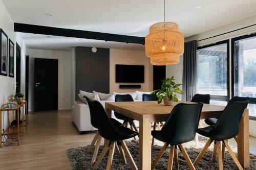 Фотография гостевого дома Moderni luksusasunto porealtaalla ja saunalla