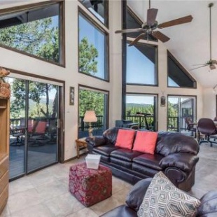 Фотография гостевого дома Gray Wolf Lodge, 4 Bedrooms, Hot Tub, Mountain View, Pool Table, Sleeps 9