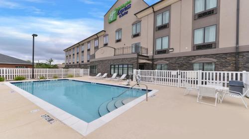 Фотография гостиницы Holiday Inn Express Hotel & Suites Fort Walton Beach Hurlburt Area, an IHG Hotel