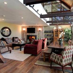 Фотографии гостевого дома
SNOWFLOWER CABIN Modern Luxe, 2 Level, 1500 sqft, AC, View, Walk to Village