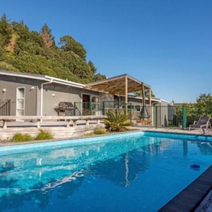 Фотография гостевого дома Pool and Spa Escape - Pauanui Holiday Home