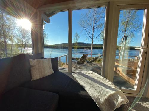 Фотография гостевого дома Aurora mökki porealtaalla Lapissa Tenojoen rannassa