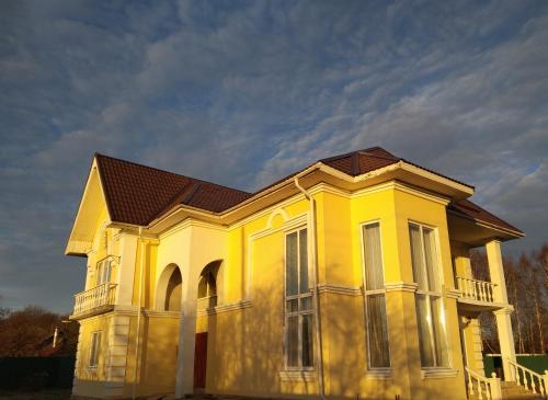 Фотографии гостевого дома
Дом в классическом стиле с уникальной гостиной