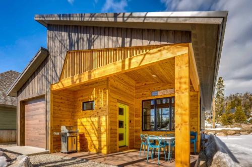 Фотография гостевого дома Cabin 2 Blocks to Lake and Short Walk to Town Center