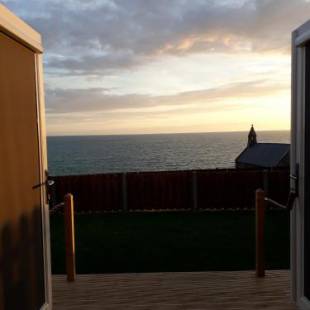 Фотографии гостиницы
Allibella Shepherds Hut, Amazing Seaview, Private garden, Pet Friendly