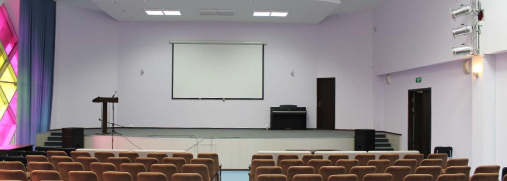 Фотография конференц-зала Актовый зал на 160 посадочных мест Национальной библиотеки Чувашской Республики