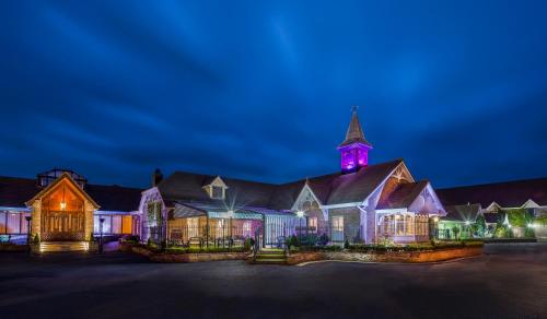 Фотография гостиницы Treacys Oakwood Hotel