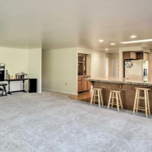 Фотография гостевого дома Spacious Family Home on Golf Course Hike and Bike!