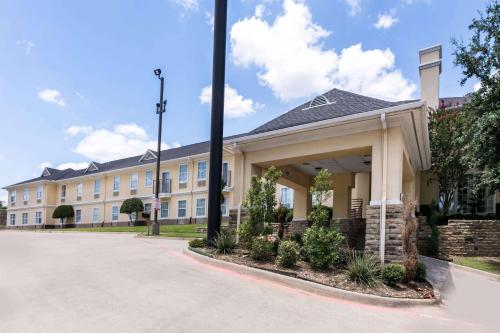 Фотография гостиницы Days Inn & Suites by Wyndham DFW Airport South-Euless