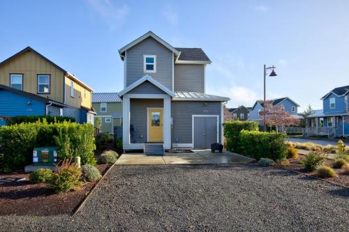 Фотография гостевого дома Sasquatch Shore House - Oyhut Bay Seaside Village