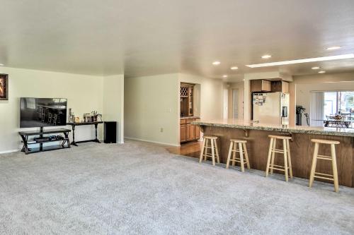 Фотография гостевого дома Spacious Family Home on Golf Course Hike and Bike!