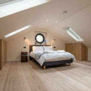 Фотография гостевого дома Luxury Coach house next to woodland in Knutsford