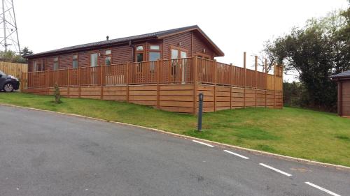 Фотография базы отдыха Devon Hills Holiday Park luxury timber lodge pet friendly with hot tub 2 to 6 guests