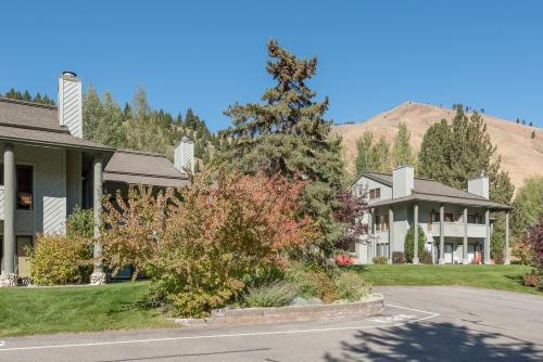Фотография гостевого дома Greyhawk Condo 10 - Great Location Close to Bald Mt Hiking and Skiing