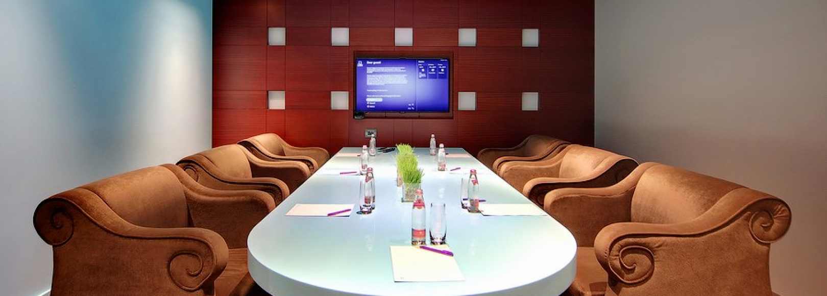 Фотография комнаты для переговоров Office99