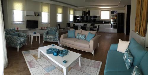 Фотография Коттеджа Crescent Twins -White Villa