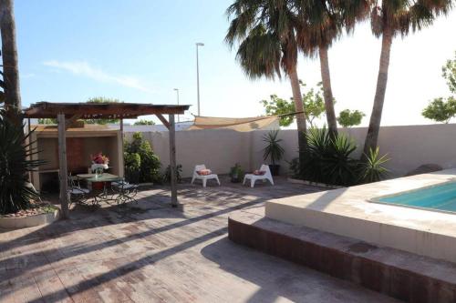 Фотографии гостевого дома 
            Casa familiar en primera linea de playa Puzol con piscina