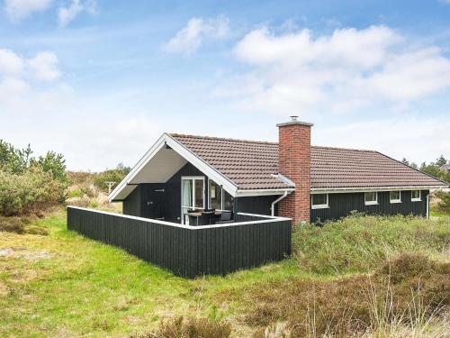 Фотография гостевого дома Three-Bedroom Holiday home in Blåvand 76