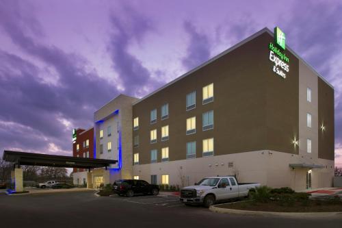 Фотография гостиницы Holiday Inn Express & Suites New Braunfels, an IHG Hotel