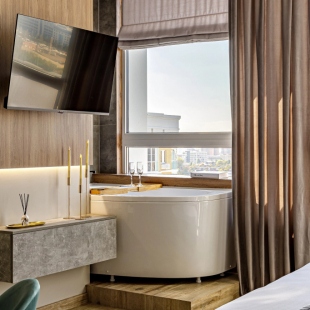 Фотография квартиры Апартаменты VIP студия с роскошной ванной у панорамного окна