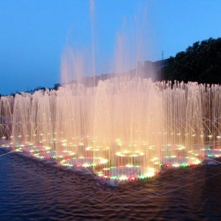 Фотография достопримечательности Фонтан возле цирка