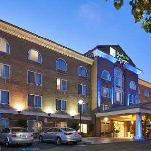 Фотографии гостиницы 
            Holiday Inn Express San Diego - Sorrento Valley, an IHG Hotel