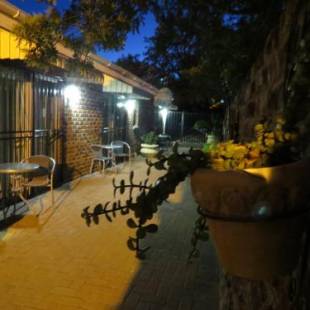 Фотографии гостевого дома 
            Coral Tree Guest Rooms