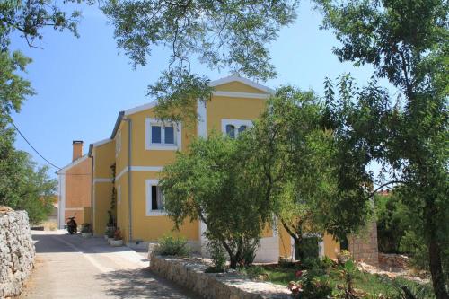 Фотография гостевого дома Family friendly apartments with a swimming pool Sali, Dugi otok - 8083