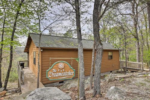 Фотографии гостевого дома 
            The Dreamcatcher Mountain View Cabin with Deck!