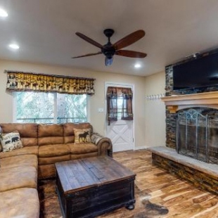 Фотография гостевого дома Modern Hi Country Haus Getaway 10-15