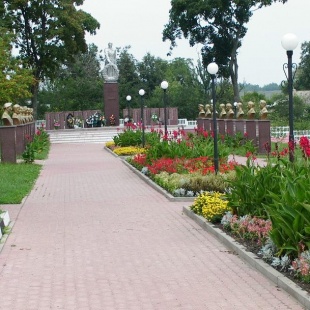 Фотография достопримечательности Братская могила советских воинов, погибших в боях с фашистскими захватчиками в 1943 году