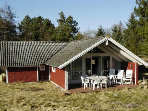 Фотография гостевого дома Three-Bedroom Holiday home in Martofte