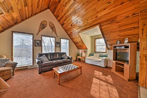 Фотографии гостевого дома 
            Ski-In and Ski-Out Ghent Cabin with Mountain Views!
