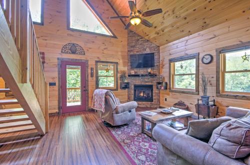 Фотографии гостевого дома 
            Scenic Fox Ridge Cabin on 4 Acres with Hot Tub!