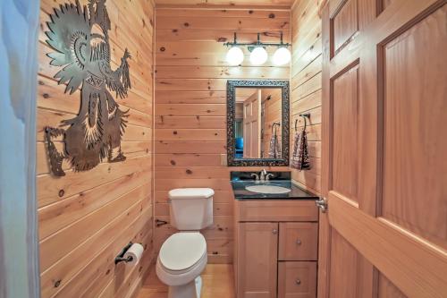 Фотографии гостевого дома 
            Dream Catcher Luxe Cabin with Large Deck and Mtn View