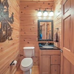 Фотография гостевого дома Dream Catcher Luxe Cabin with Large Deck and Mtn View
