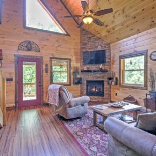 Фотография гостевого дома Scenic Fox Ridge Cabin on 4 Acres with Hot Tub!