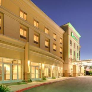 Фотографии гостиницы 
            Holiday Inn Hotel & Suites Bakersfield, an IHG Hotel