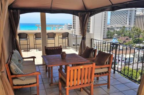 Фотография квартиры Expansive Lanai w/ Panoramic Views - Walk to Waikiki Beach